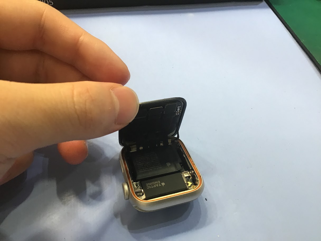 AppleWatchSEならデータそのまま修理可能なスマホ修理工房セレオ甲府店へ！